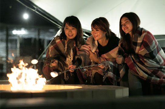 キャンプファイヤーの“揺らぎ”が人々を結びつけるアウトドアの醍醐味