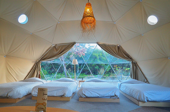 ただのキャンプ場ではなく、「自然に帰る集落」を演出した施設づくり